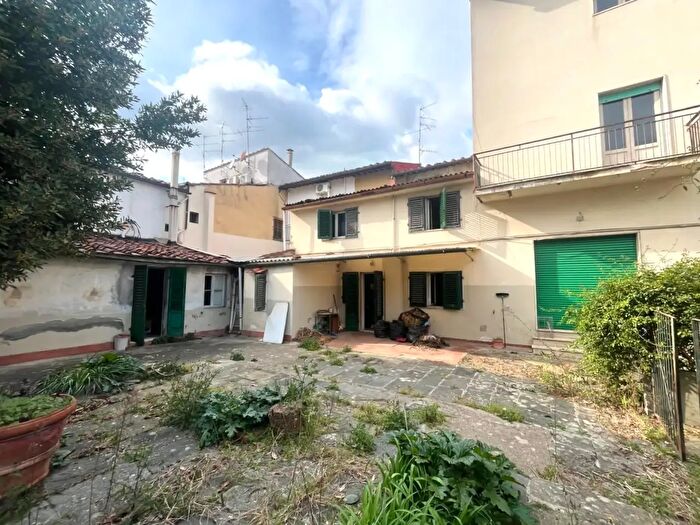 Casa con 9 locali in vendita in Via di Peretola, Firenze