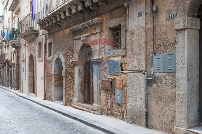 Appartamento con 7 locali in vendita in Via Luigi Sturzo, Caltagirone