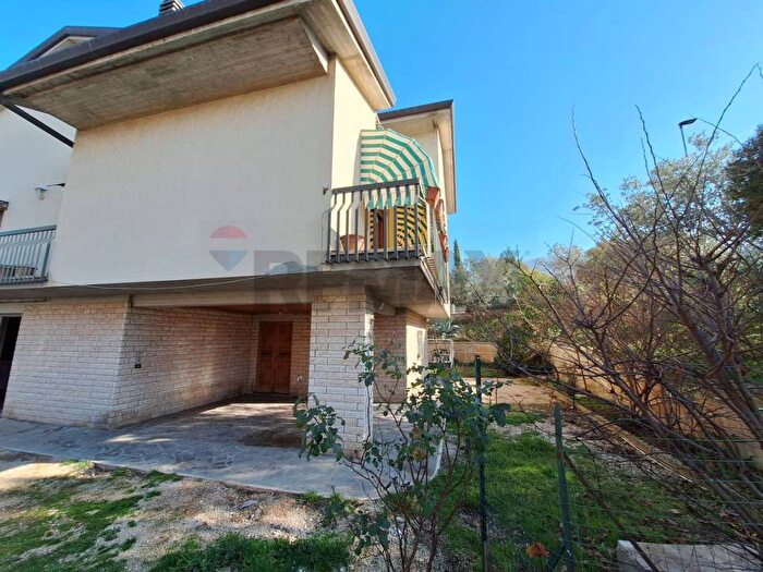 Casa con 6 locali in affitto in VIA VENEZIA LOCCOLLECCHIO, Trevi