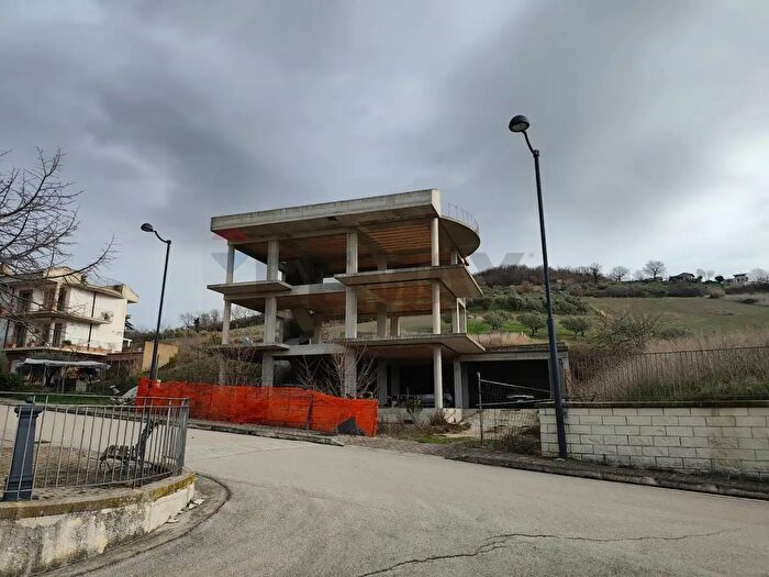 Casa con 14 locali in vendita in Via Neviera Snc, Roccascalegna