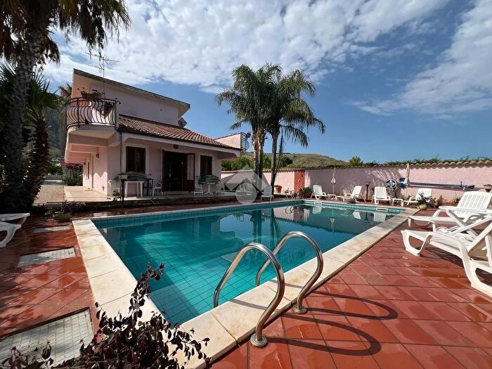 Casa quadrilocale in vendita in Contrada Fraginesi, Castellammare Del Golfo