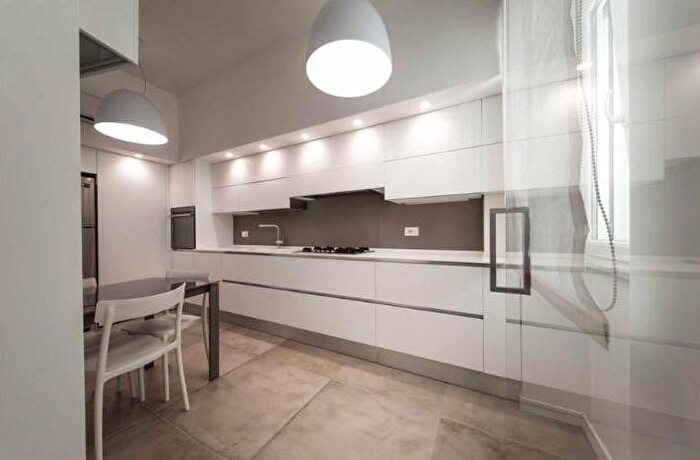 Appartamento trilocale in affitto in Via Santa Lucia, Santa Lucia, Napoli