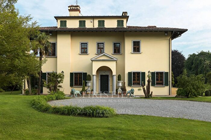 Casa con 19 locali in affitto in Via Turati, Carugo