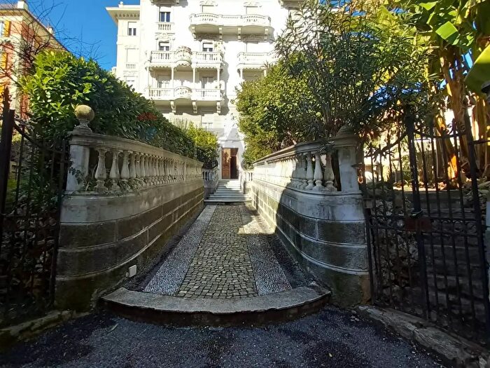 Appartamento trilocale in vendita in Via delle Ripe, Genova