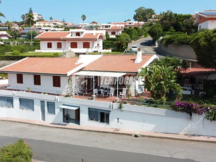 Casa con 8 locali in vendita in Via Raffaele Marino, Messina