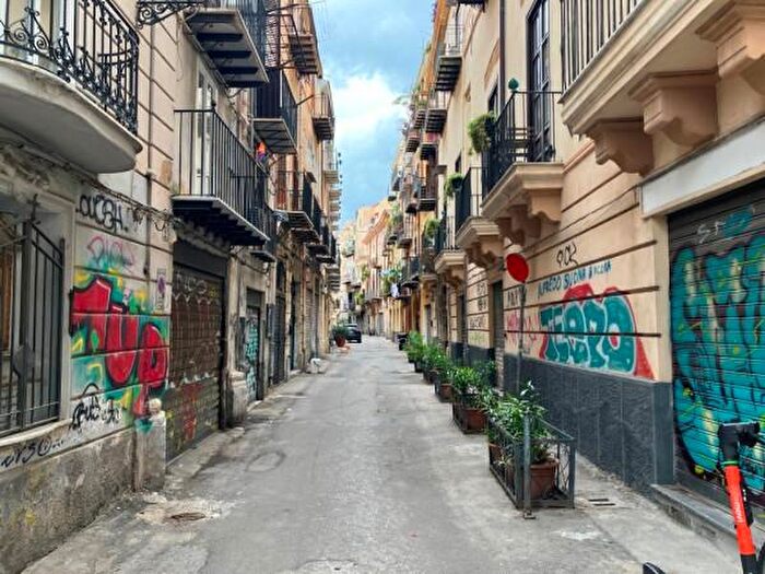 Appartamento con 5 locali in vendita in Via Ruggero Mastrangelo, Palermo