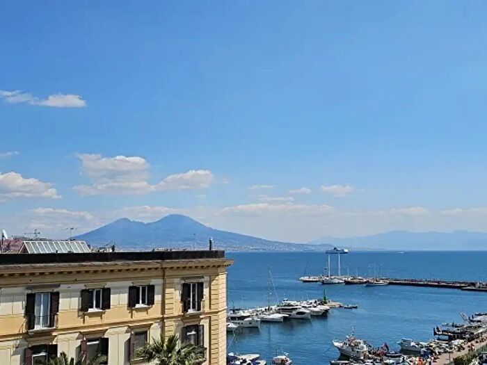 Appartamento con 7 locali in vendita in Piazza Sannazaro, Napoli