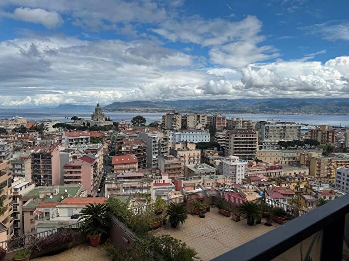 Appartamento con 6 locali in vendita in Viale Principe Umberto Messina, Messina