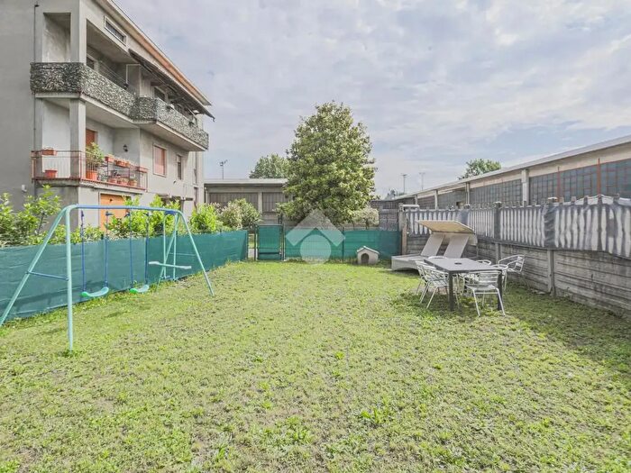 Appartamento trilocale in vendita in Via F Petrarca, Verano Brianza