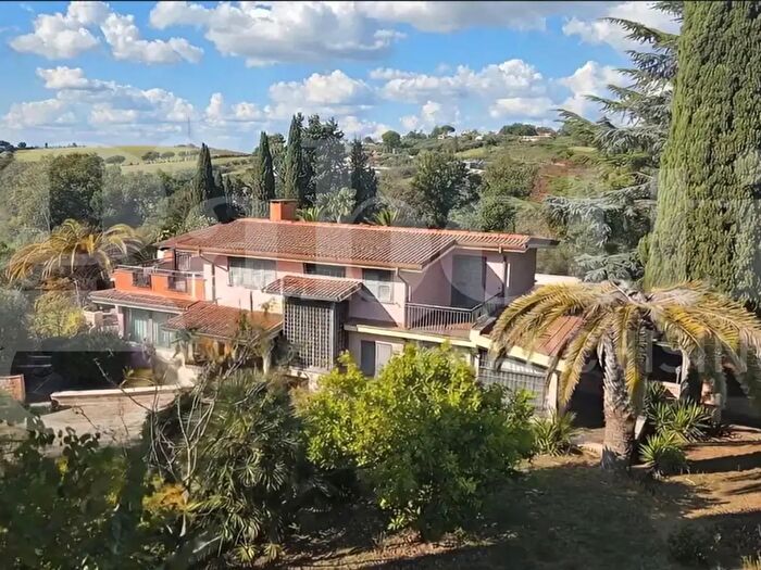 Casa con 10 locali in vendita in Via Brindisi, Fonte Nuova