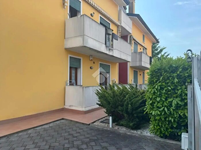 Appartamento trilocale in vendita in Via IV Novembre, Due Carrare