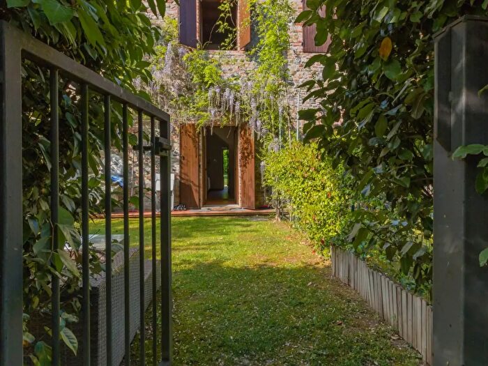 Casa con 5 locali in vendita in Agazzano