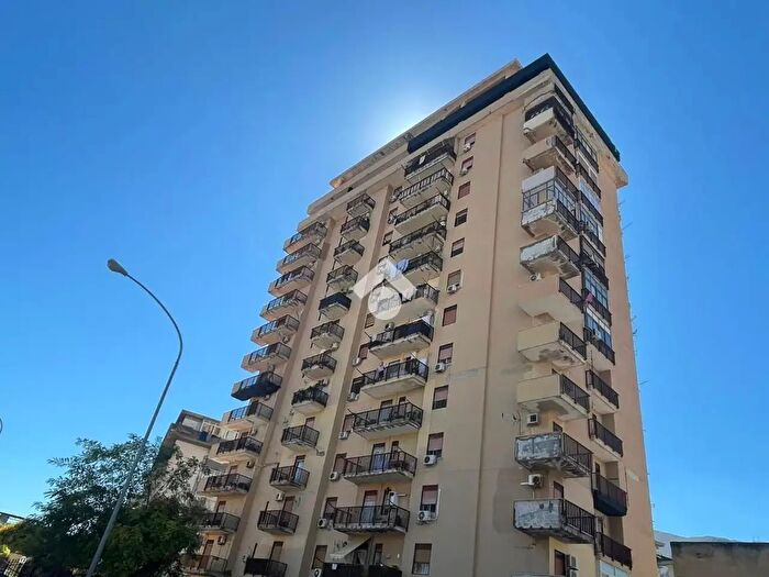 Appartamento trilocale in vendita in Via Giuseppe Pianell, Palermo