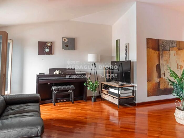 Appartamento quadrilocale in vendita in Via Frenklin, Modena