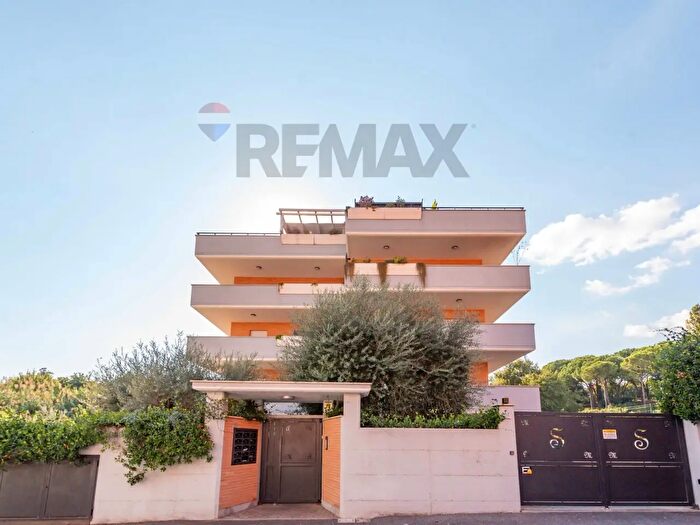 Appartamento trilocale in vendita in Via del Monte delle Capre, Roma