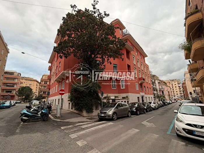 Appartamento trilocale in vendita in Via Carlo Bartolomeo Piazza, Roma