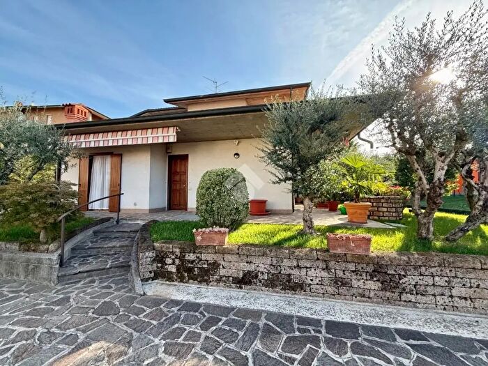 Casa quadrilocale in vendita in Via N Bixio, Grassobbio
