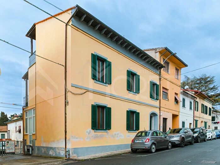 Casa con 8 locali in vendita in Via Umberto I, Collesalvetti