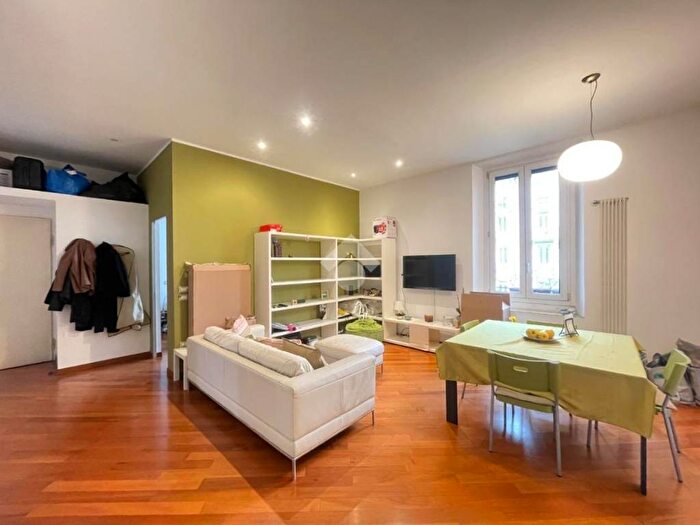 Appartamento trilocale in affitto in Via Garigliano, Isola, Milano