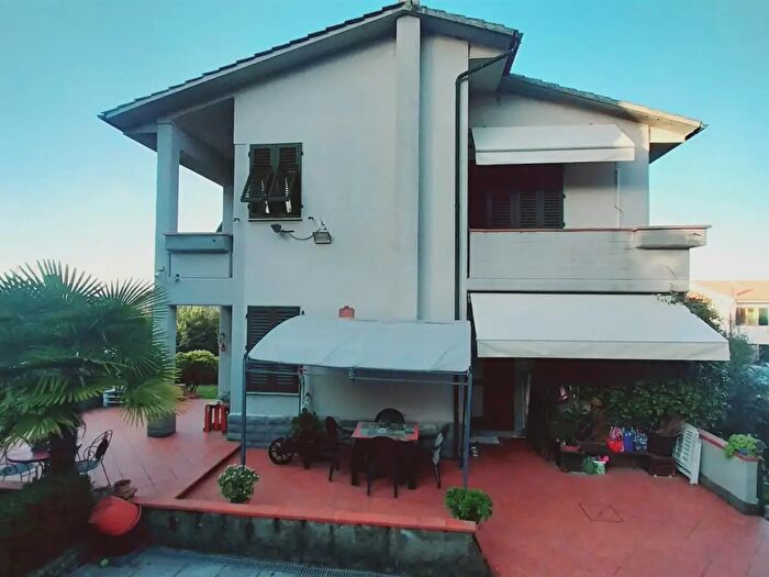 Casa con 6 locali in vendita in Lastra A Signa