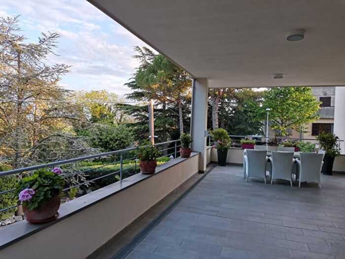 Casa con 20 locali in vendita in Ancona