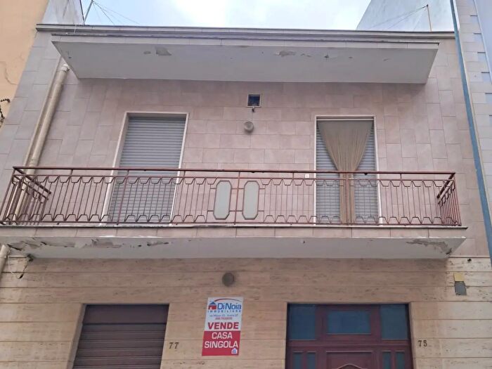 Casa con 9 locali in vendita in Via Vienna, Andria