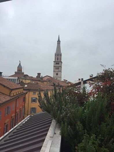 Appartamento con 6 locali in affitto in via modonella, Centro Storico, Modena