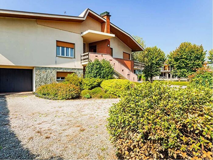 Casa con 10 locali in vendita in Via Conte Camillo Benso di Cavour, Sirone