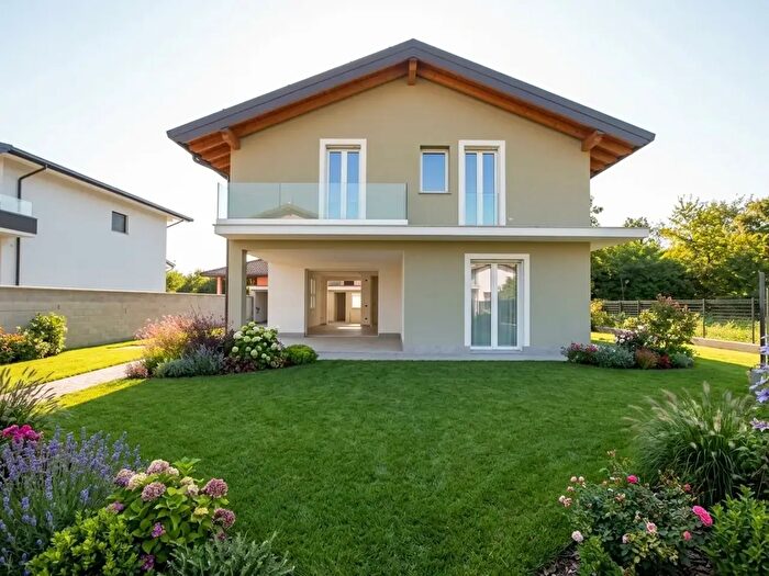 Casa con 6 locali in vendita in Via Monte Rosa, Marnate