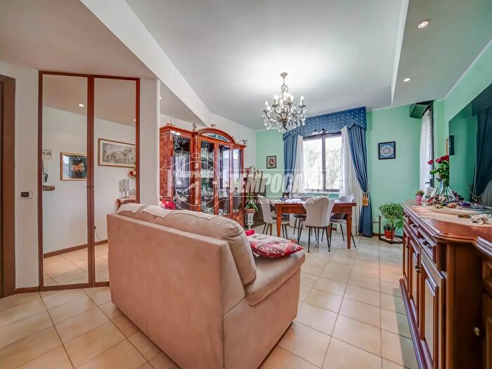 Appartamento trilocale in vendita in Via della Roggia B, Luino