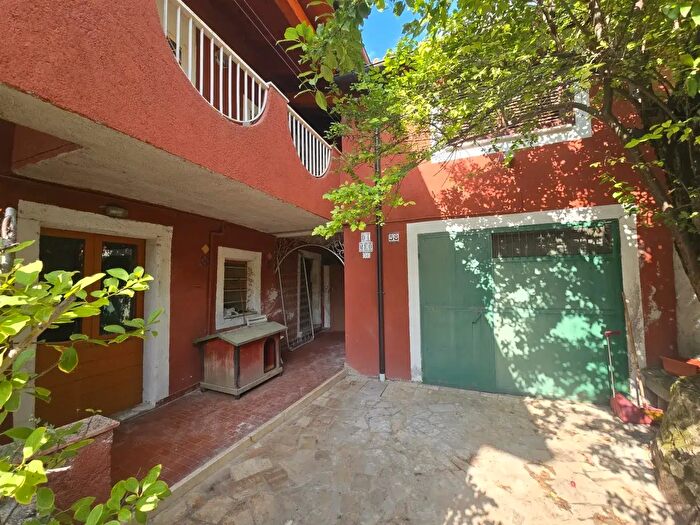 Casa quadrilocale in vendita in Via Zecca, Pizzoli