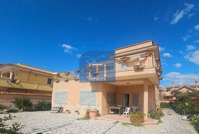 Casa con 6 locali in vendita in Lungomare delle Meduse, Pomezia