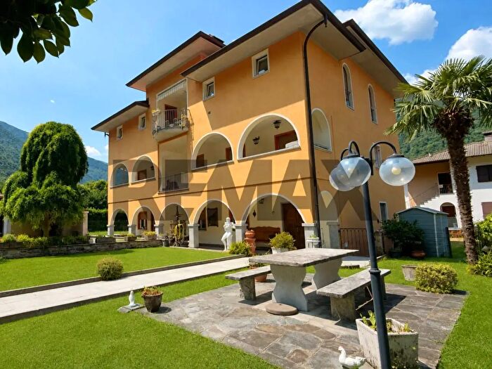 Casa con 18 locali in vendita in Cannobio