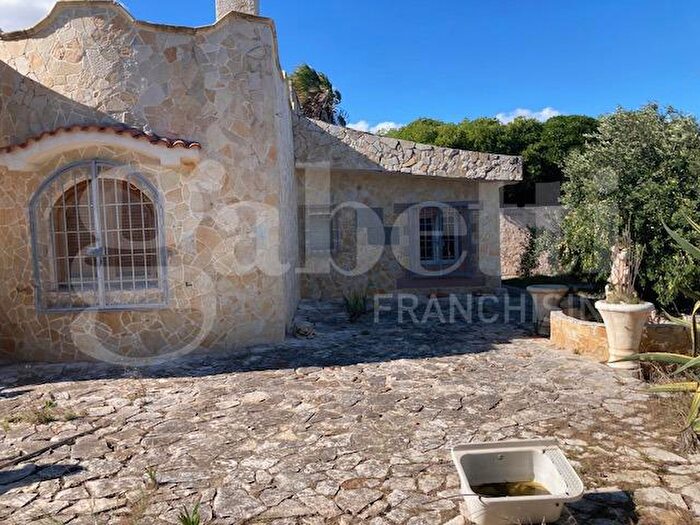 Casa con 5 locali in vendita in Via Punta Penne, Brindisi