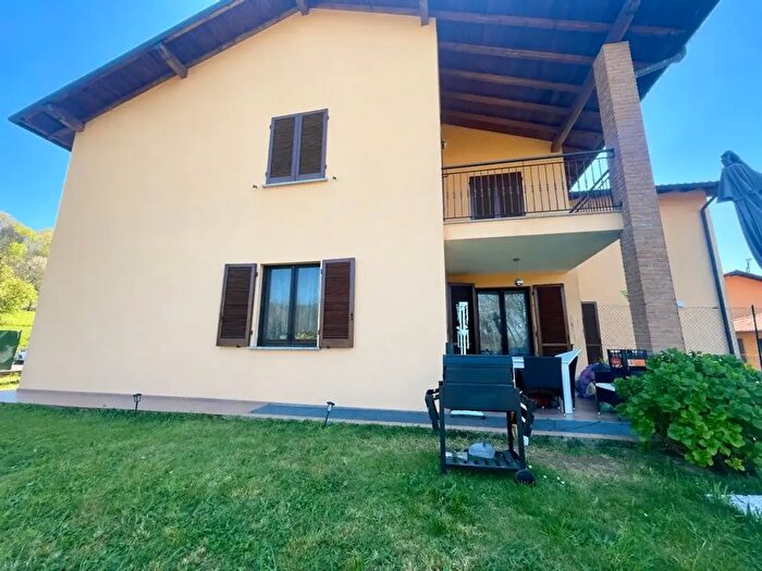 Appartamento trilocale in affitto in Azzate