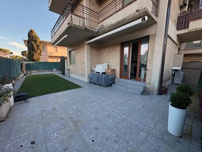 Appartamento trilocale in affitto in Montignoso