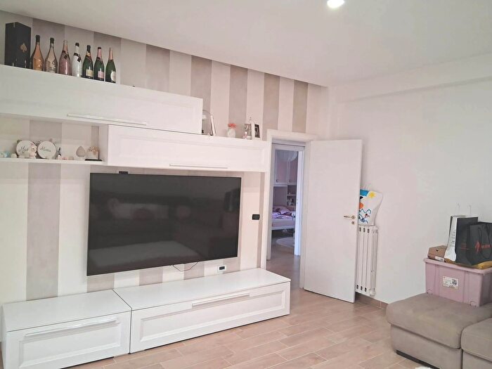 Appartamento trilocale in vendita in Via Carnaro, Napoli