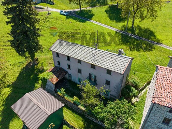 Casa con 8 locali in vendita in Via Cà Bragos, Roncola
