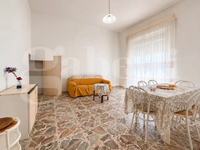 Casa con 6 locali in vendita in Via Rossini, Pachino