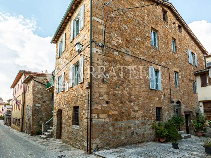Appartamento con 9 locali in vendita in Via delle Oliviere, San Quirico D'Orcia