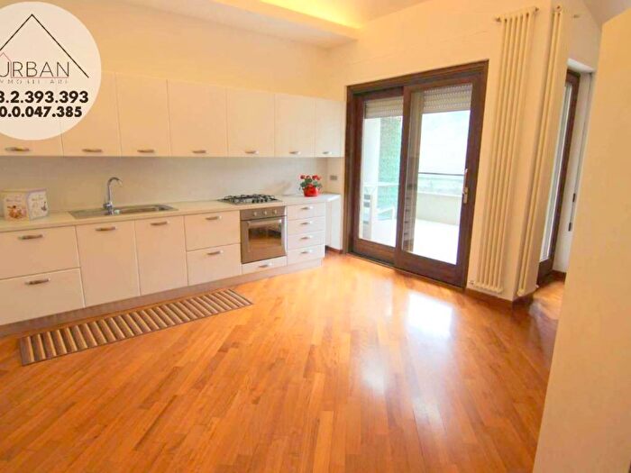 Appartamento con 5 locali in affitto in Via Porta Napoli, Villa Comunale, LAquila