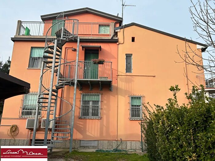 Appartamento con 8 locali in vendita in Via Prinella, Ferrara