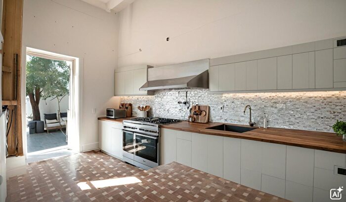 Appartamento con 5 locali in vendita in Via Donori, Cagliari