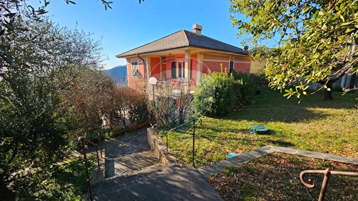 Casa con 10 locali in vendita in Cogorno