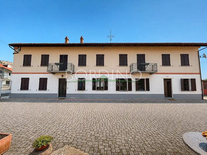 Casa con 15 locali in vendita in Corso Guglielmo Marconi Snc, Magliano Alfieri