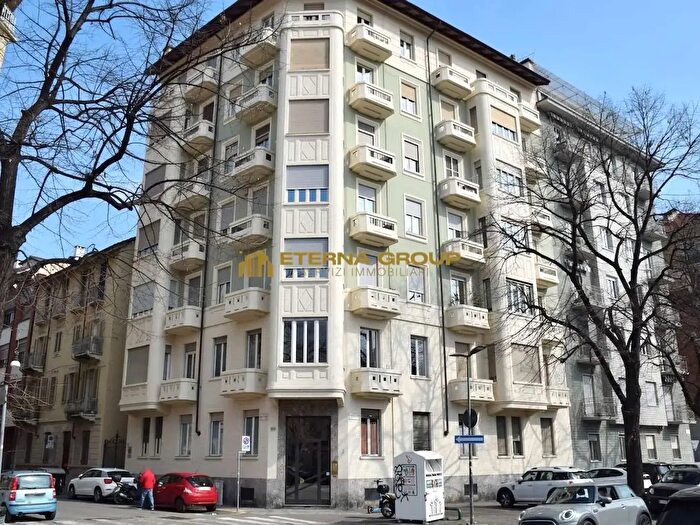 Appartamento trilocale in affitto in Via Massena, Torino