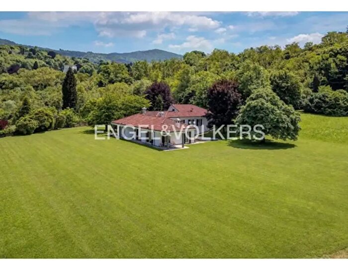 Casa con 6 locali in vendita in Oggiono