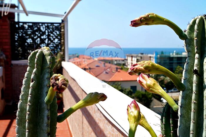 Appartamento con 5 locali in vendita in Via della Meloria a, Livorno