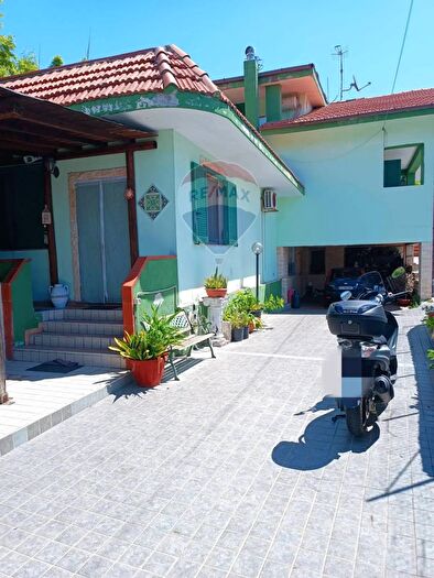 Casa con 8 locali in vendita in Minturno