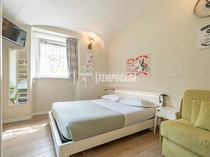 Appartamento con 6 locali in vendita in Via Muggia, Roma